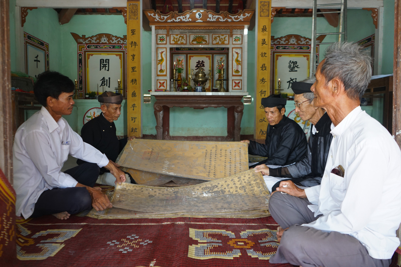 Cẩn trọng trong từng động t&aacute;c đối với &ldquo;b&aacute;u vật&rdquo; của l&agrave;ng